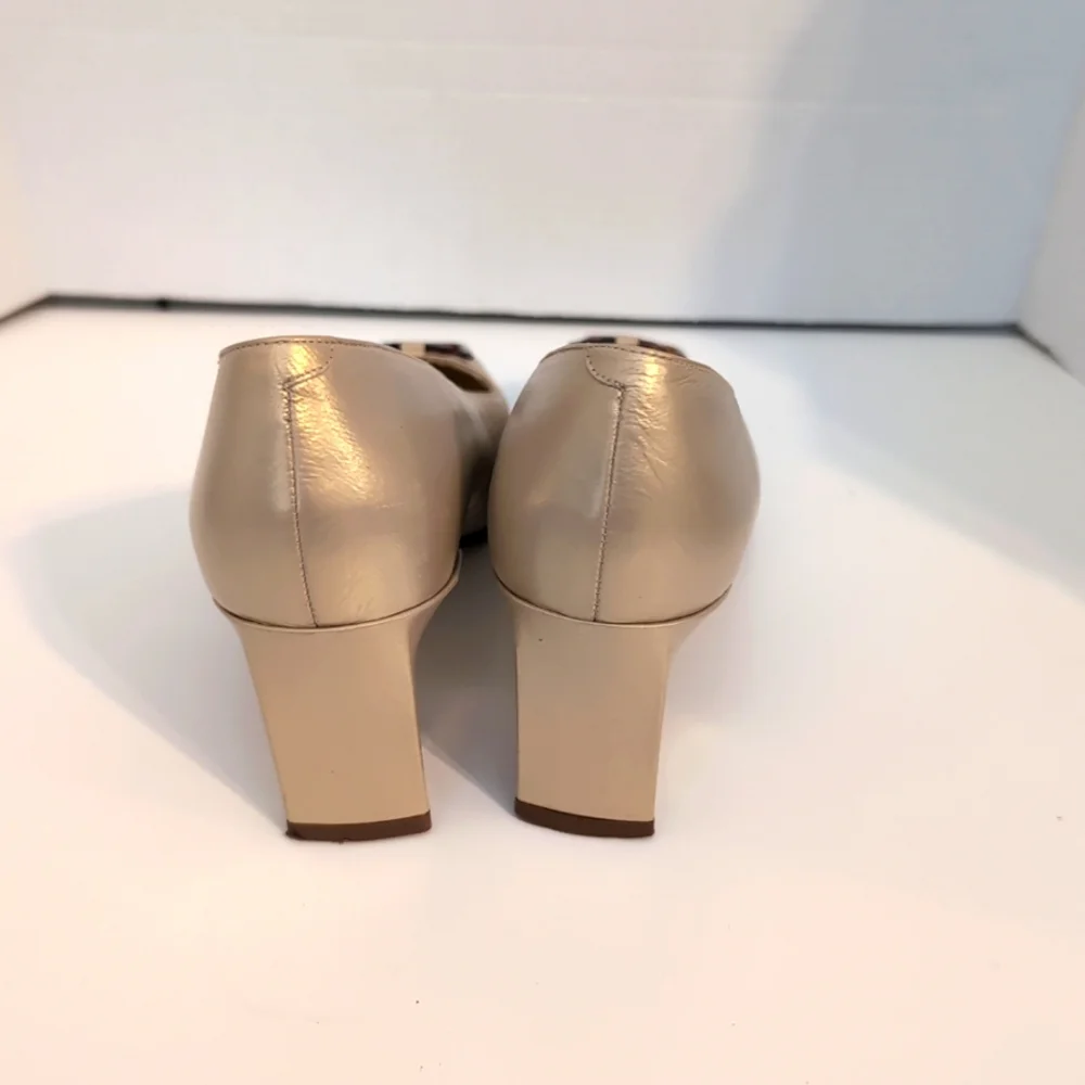 Ann Marino Leather Gold Tone Block Heels w/ Tortoise Shell Ornamental Buckle 10M